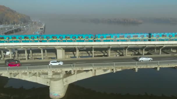 Tren de metro que cruza un puente Metro, Kiev — Vídeos de Stock