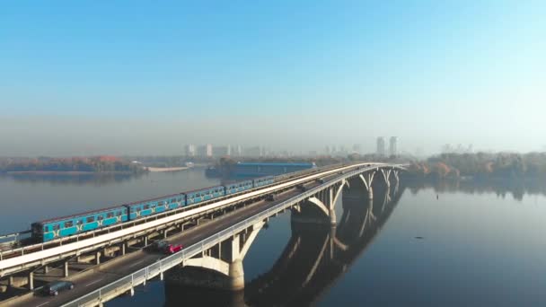 Поезд метро движется по мосту — стоковое видео