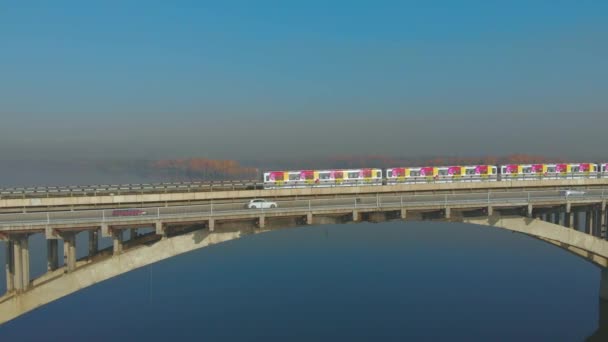 U-Bahn-Fahrt über Brücke über Fluss — Stockvideo