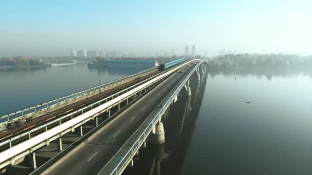 Kiev 'de Dinyeper Nehri genelinde köprü Metro — Stok video