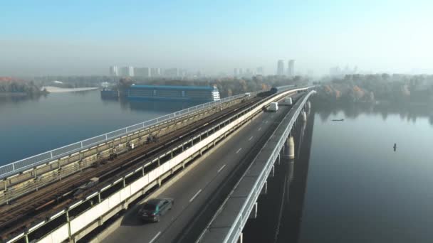 Flygbild över bron tunnelbana med tunnelbana tåg — Stockvideo