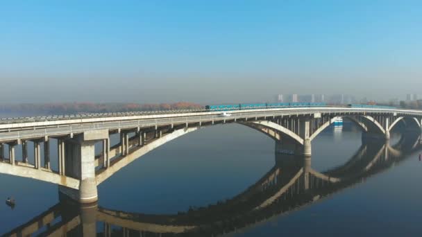Twee metrotreinen over een brede rivier over de brug. — Stockvideo