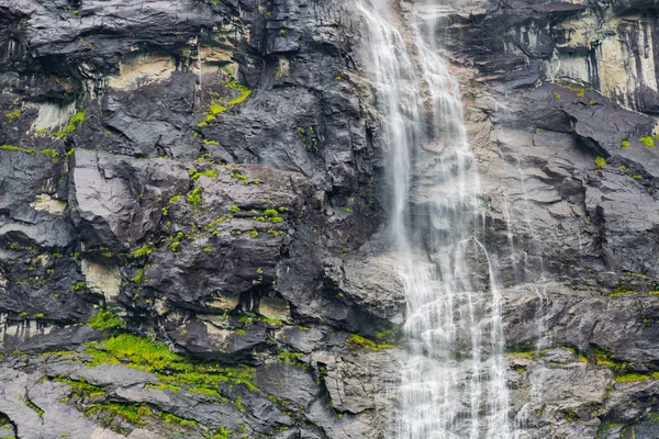 Waterval op de achtergrond van de rots close-up — Stockfoto