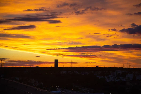 Heller Sonnenuntergang über der europäischen Stadt — Stockfoto