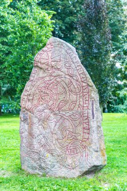 Runik yazıtlı taş, Uppsala, İsveç