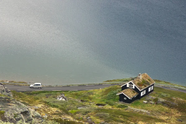 Норвежский дом на крыше травы — стоковое фото