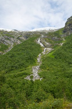 Eritme mavi buz ile Briksdalsbreen buzul