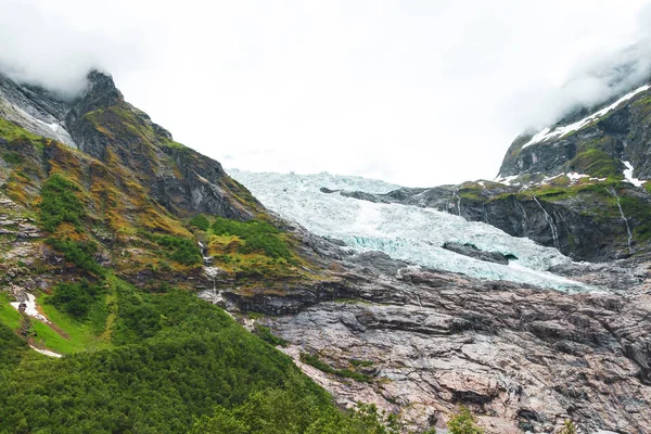 Paesaggio con fiume vicino al ghiacciaio di Briksdalsbreen — Foto Stock