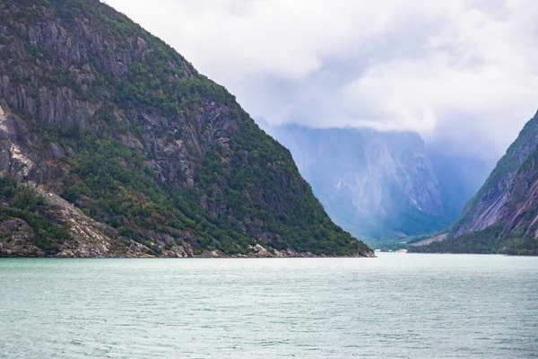 Фьорд в Норвегии - природа и туризм — стоковое фото