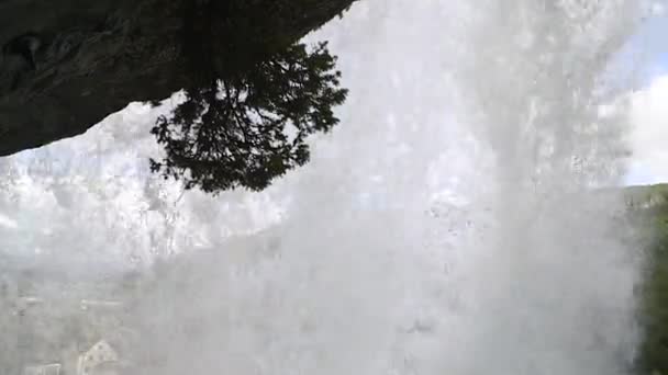 Waterval in bergen van Noorwegen — Stockvideo