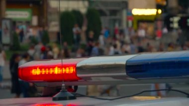 Polis şehir caddesinde Yanıp sönen ışıklar.