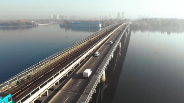 U-Bahn-Zug an der U-Bahn-Brücke in Bewegung — Stockvideo