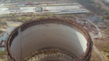 Çernobil Npp yakınlarındaki soğutma kulesinin manzarası.