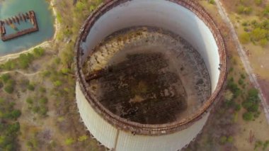 İnsansız hava aracı soğutma kulesinin üzerinden uçuyor, Çernobil NPP