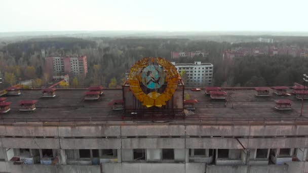 Escudo de armas soviético en un edificio en Pripyat — Vídeos de Stock