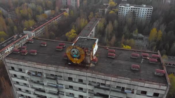 Sovjetiskt vapen på en byggnad i Pripyat — Stockvideo