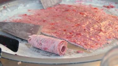 Soğuk tabakta dondurma rulo yapma.