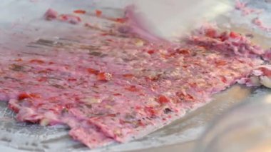 Soğuk tabakta çilek haddelenmiş dondurma kapatın