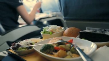 Uçakla Öğle Yemeği Servis Edildi. Gemide yemekler.