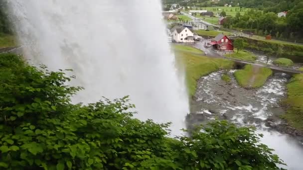 Häuser in der Nähe des Sees in den Bergen Norwegens — Stockvideo