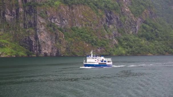 Crucero barco turístico que sale para el viaje, Noruega . — Vídeo de stock