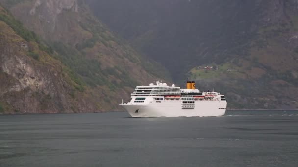 Grande nave da crociera che entra in un fiordo norvegese . — Video Stock
