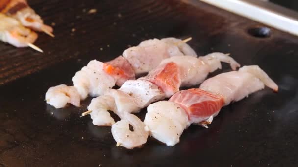 Cuisine de fruits de mer sur le marché à Bergen, Norvège — Video