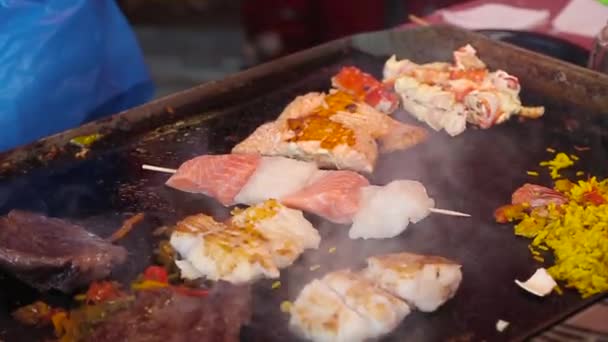 Кулінарія морепродуктів набір на ринку в Берген, Норвегія — стокове відео