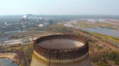 Drone Çernobil Npp yakınlarındaki soğutma kulesi üzerinde uçar