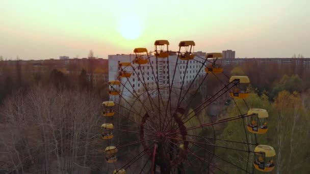 Parque de diversões deserto na cidade Pripyat . — Vídeo de Stock