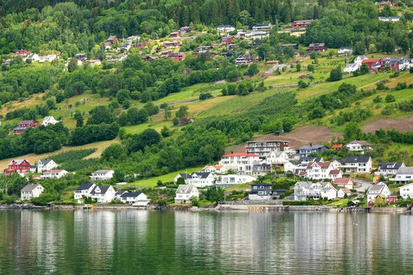 Деревня расположена на зеленых склонах возле озера . — стоковое фото