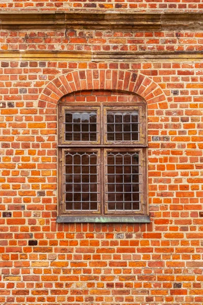 Backsteinmauer der alten Burg mit Fenster — Stockfoto