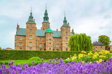 Rosenborg Kalesi bahçelerinde lavanta çiçekli