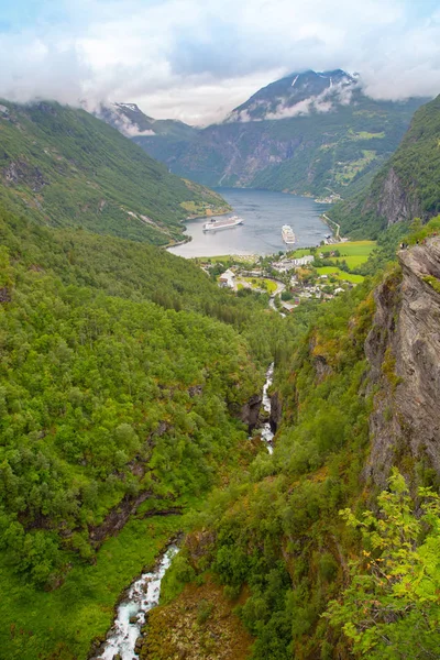 Panorámás kilátás a Geiranger Seaport, Norvégia. — Stock Fotó