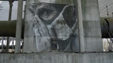 Grafiti soğutma kulesinin içine çizim yapıyor, Çernobil