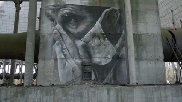 Graffiti ritning inne kyltorn, Tjernobyl — Stockvideo