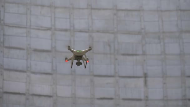 Drone vliegt tegen een betonnen muur — Stockvideo