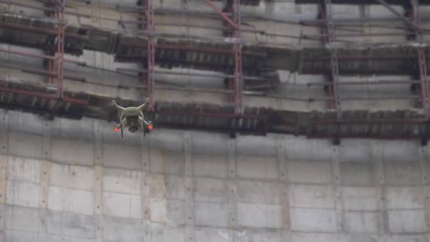 Drone flyger över kyltorn nära Tjernobyl NPP — Stockvideo