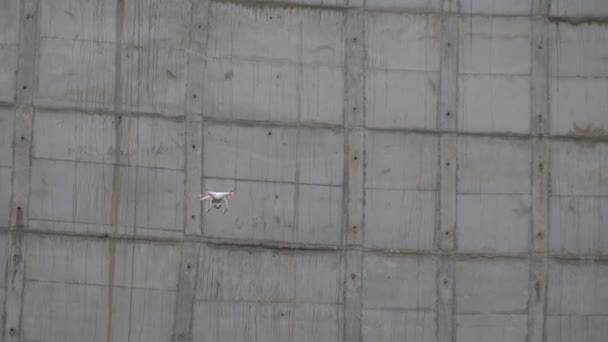 Drone vliegt tegen een betonnen muur — Stockvideo
