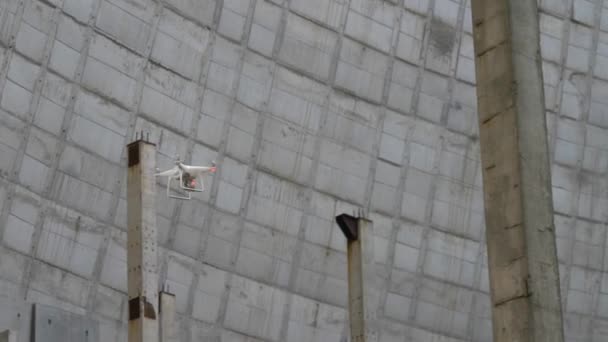 Dron leci między budynami budowlaną — Wideo stockowe