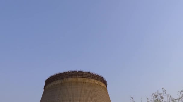 Torre de refrigeración de la central nuclear de Chernobyl — Vídeo de stock