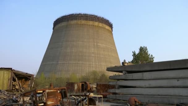 Torre de refrigeración de la central nuclear de Chernobyl — Vídeos de Stock