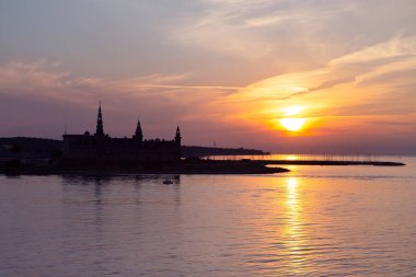 Gün batımında Helsingor yapılan Kronborg kale siluet