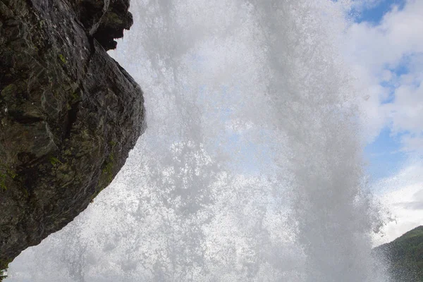 Steinsdalsfossen vodopády v Norsku — Stock fotografie