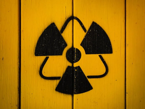 Signe de radiation sur un panneau jaune en bois . — Photo