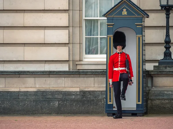 Guardia inglese pattuglia a Buckingham Palace — Foto Stock