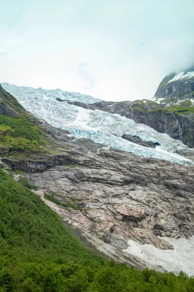 Paesaggio con fiume vicino al ghiacciaio di Briksdalsbreen — Foto Stock