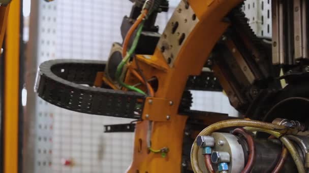 Tire vervaardiging robot machine close up — Stockvideo