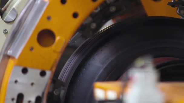 Machine robotique de fabrication de pneus close up — Video