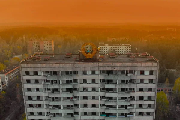 Escudo de armas soviético en un edificio en Pripyat — Foto de Stock